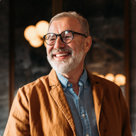 Man with beard and glasses in a restaurant